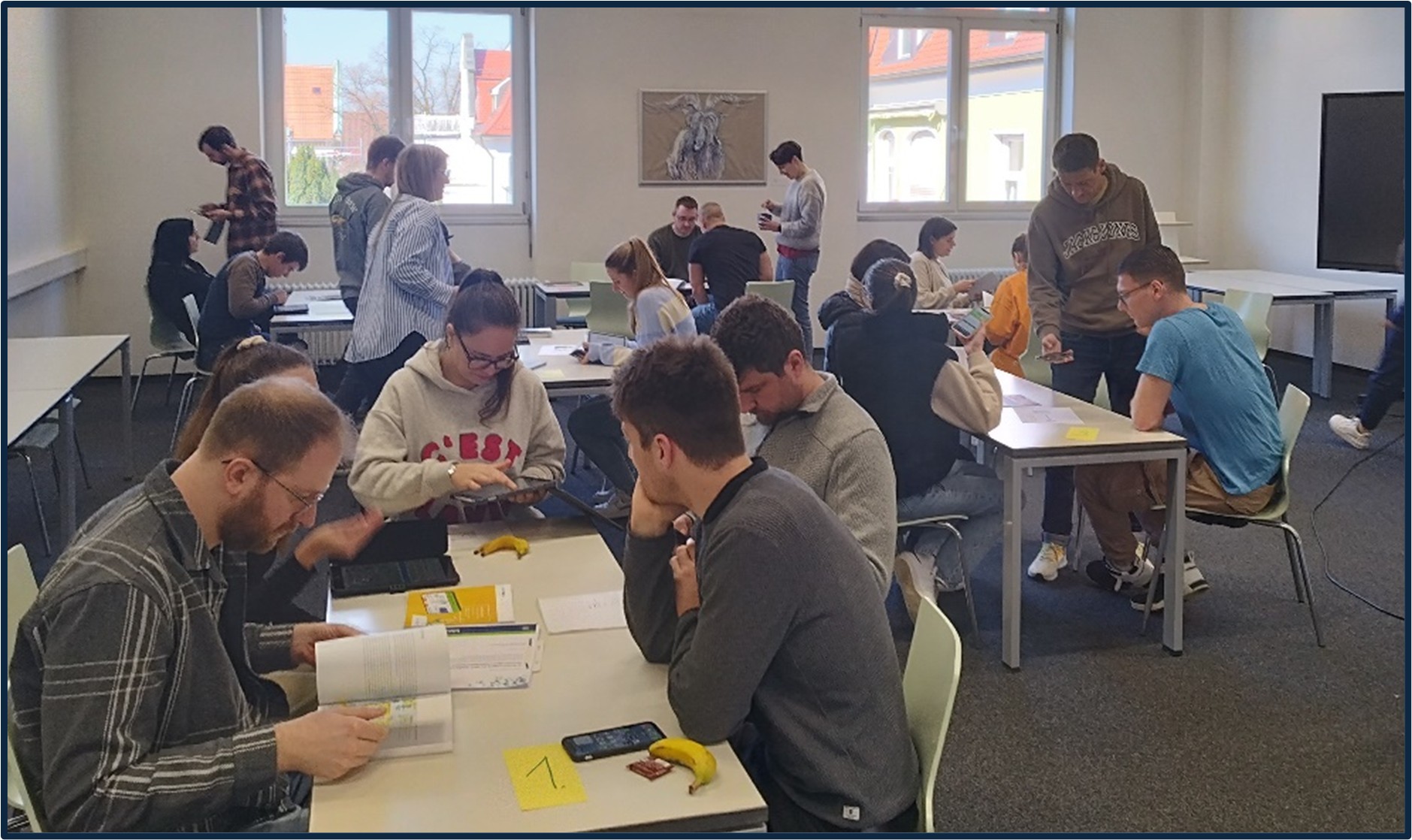 Lehrkräfte in Ausbildung arbeiten in Gruppen an verschiedenen Tischen zu den Themen Nachhaltigkeit in der Berufsschule.