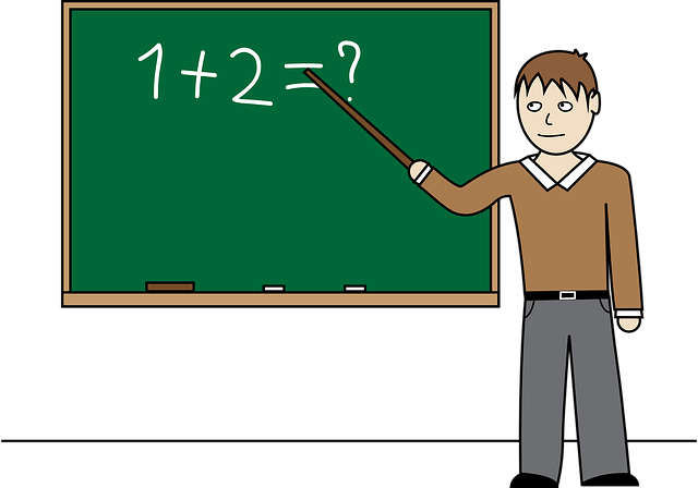 ein Lehrer steht vor einer Tafel
