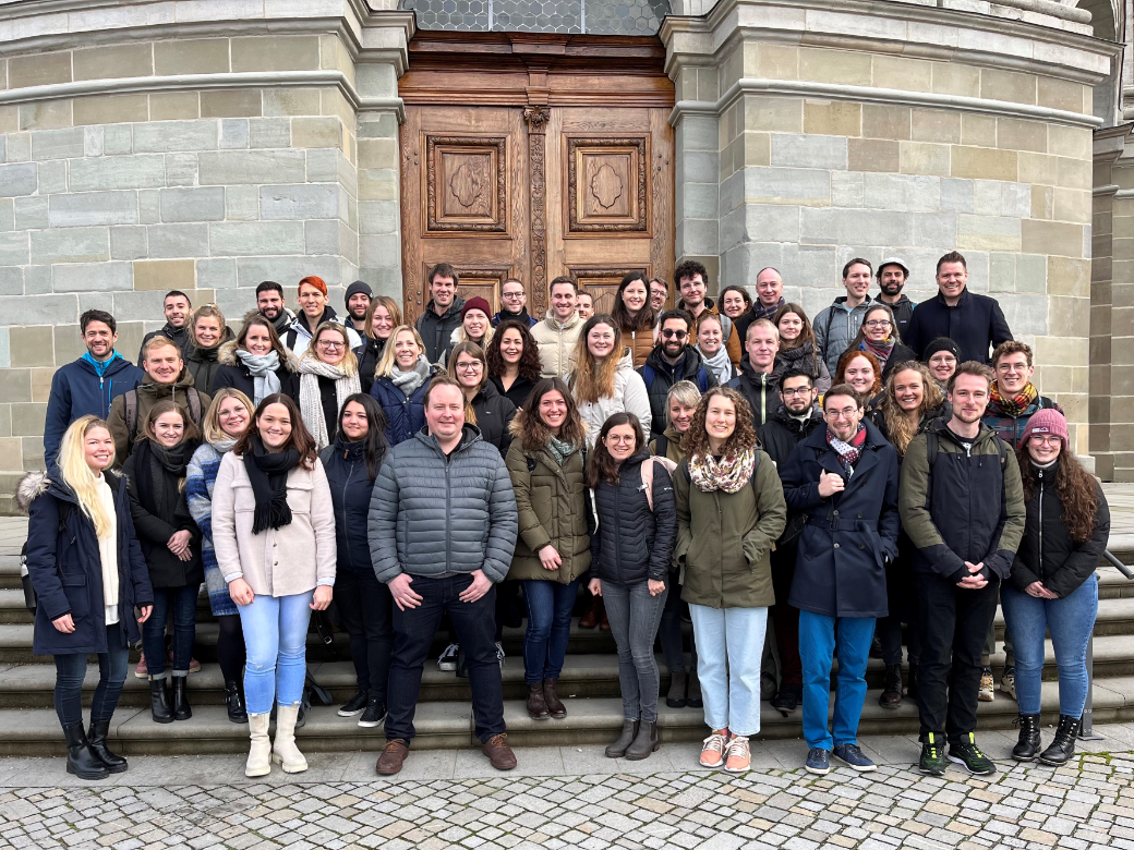 Das Bild zeigt eine Gruppe von Referendarinnen und Referendaren zusammen mit Mitgliedern der Seminarleitung.