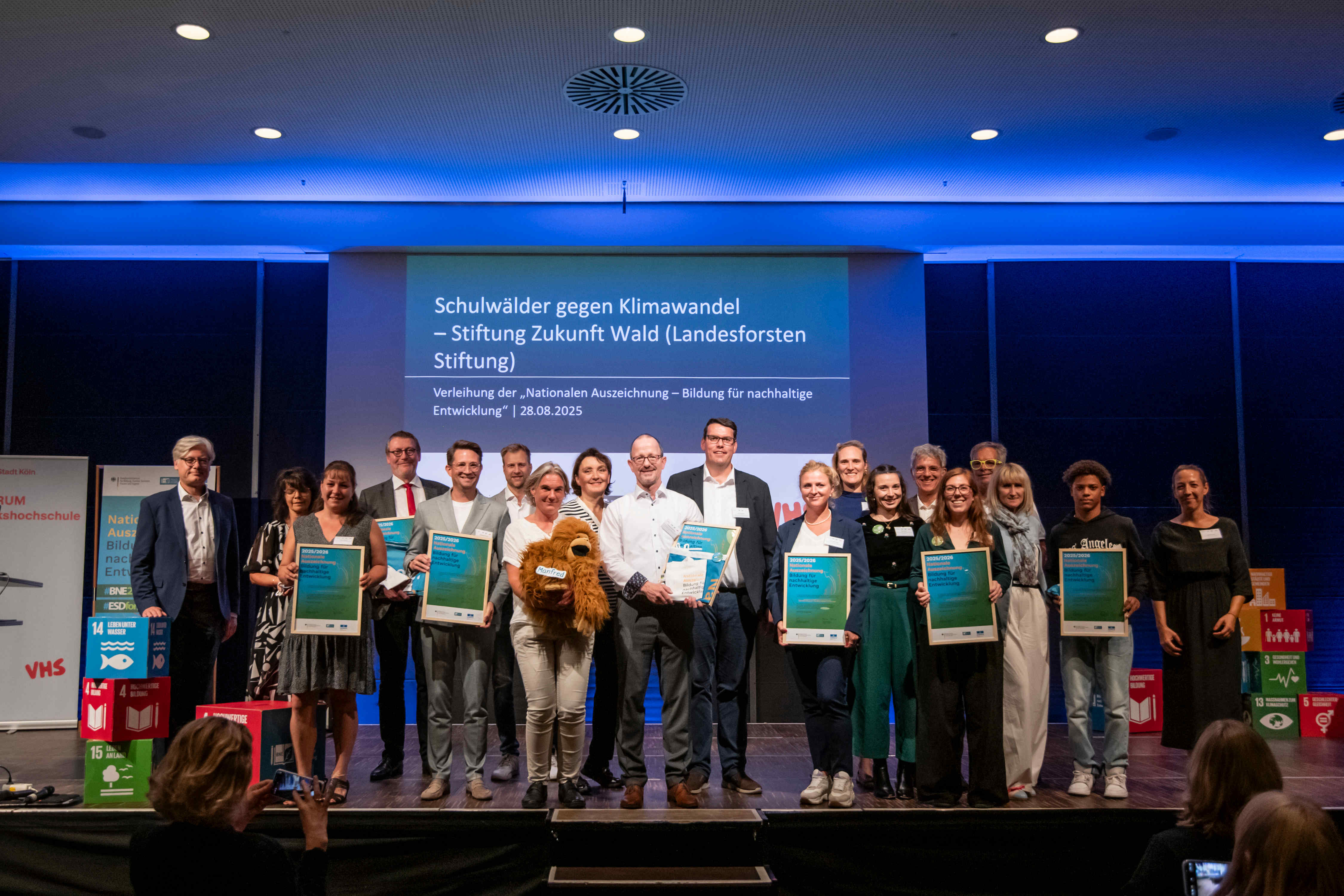 Auszeichnungsveranstaltung in Köln 28.08 - alle im Bereich Bildung ausgezeichneten auf der Bühne