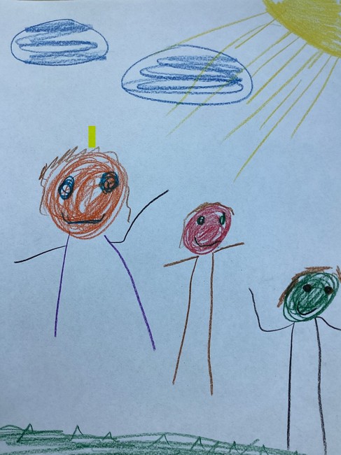 Kinderzeichnung Kopffüßler Auf der Kinderzeichnung sind drei fröhliche Kopffüßler zu sehen, die über einer grünen Wiese stehen. Ihre Körper bestehen hauptsächlich aus runden Köpfen, von denen direkt Arme und Beine abgehen. Jeder von ihnen hat ein breites Lächeln im Gesicht. Der erste Kopffüßler hat einen orangen Kopf, aus dem dünne Striche für Arme und Beine ragen. Der zweite hat einen roten Kopf und steht vielleicht etwas näher oder weiter entfernt als die anderen. Der dritte Kopffüßler hat einen dunkelgrünen Kopf. Über ihnen ist der Himmel mit zwei blauen Wolken geschmückt. In der rechten, oberen Ecke strahlt eine Sonne mit geraden Sonnenstrahlen, wie sie Kinder oft malen. Der Boden ist mit einer grünen Fläche als Gras dargestellt, wahrscheinlich mit kräftigen Buntstiftstrichen aufgetragen. Das Bild wirkt fröhlich und lebendig, typisch für die unbefangene und fantasievolle Art, wie Kinder ihre Welt zeichnen.