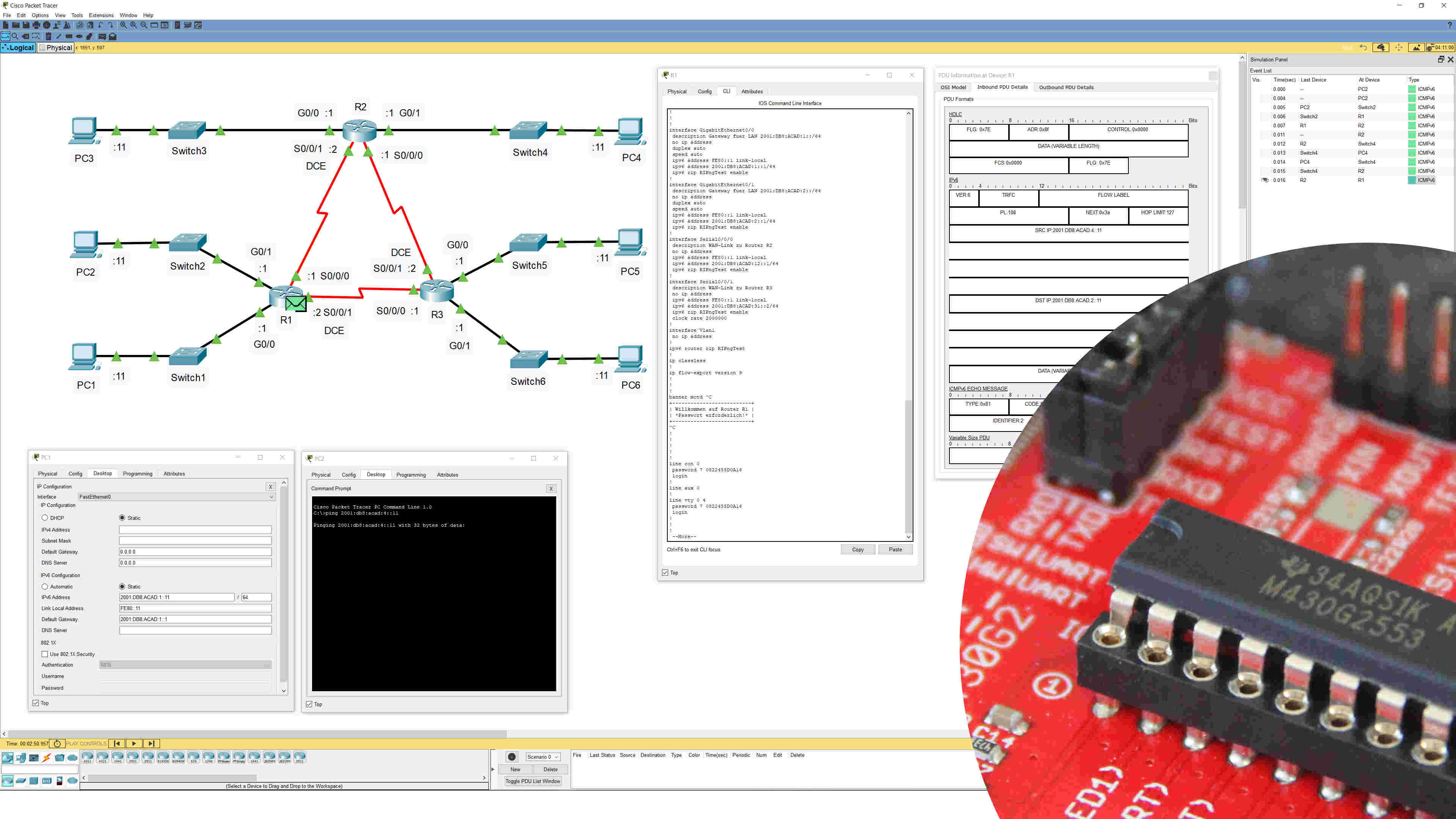 Auf der bildlichen Darstellung ist ein auf einem Computerbildschirm abgebildetes Diagramm eines Schaltplans mit mehreren Verbindungen und einem Detailbild eines roten Mikrocontroller-Boards mit integrierten Schaltkreisen zu sehen.